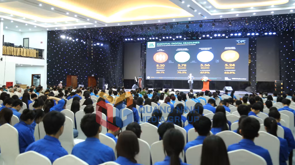 2025-08_Phường Bãi Cháy tổ chức tập huấn kỹ năng hướng dẫn cộng đồng trong triển khai phong trào “Bình dân học vụ số”. Ảnh: Thu Chung