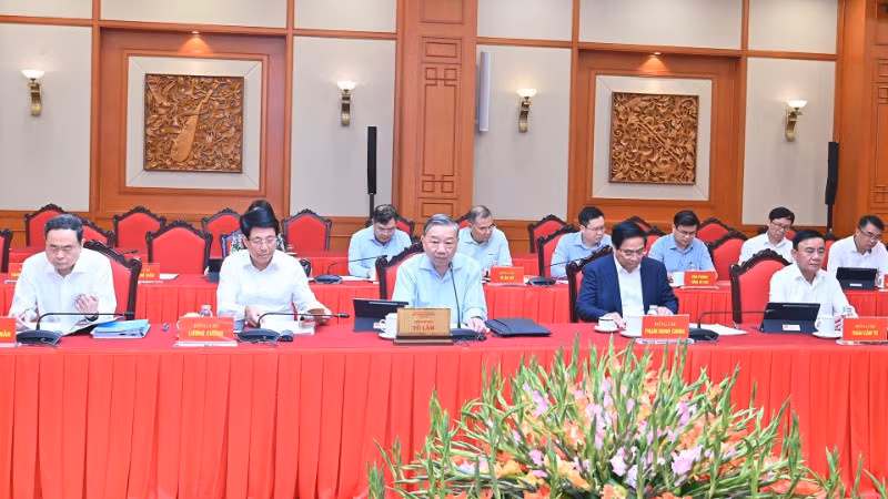 Tổng Bí thư Tô Lâm và các đồng chí lãnh đạo Đảng, Nhà nước chủ trì cuộc làm việc với Ban Thường vụ Đảng ủy Công an Trung ương. (Ảnh: ĐĂNG KHOA)