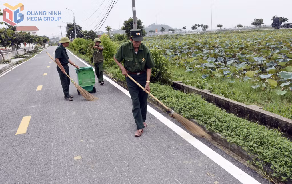 Chi Hội CCB Khu phố Bình Lục Hạ (phường Đông Triều) tham gia tổng vệ sinh môi trường tại trục đường chính của khu phố chào mừng Đại hội Đảng bộ các cấp năm 2025.