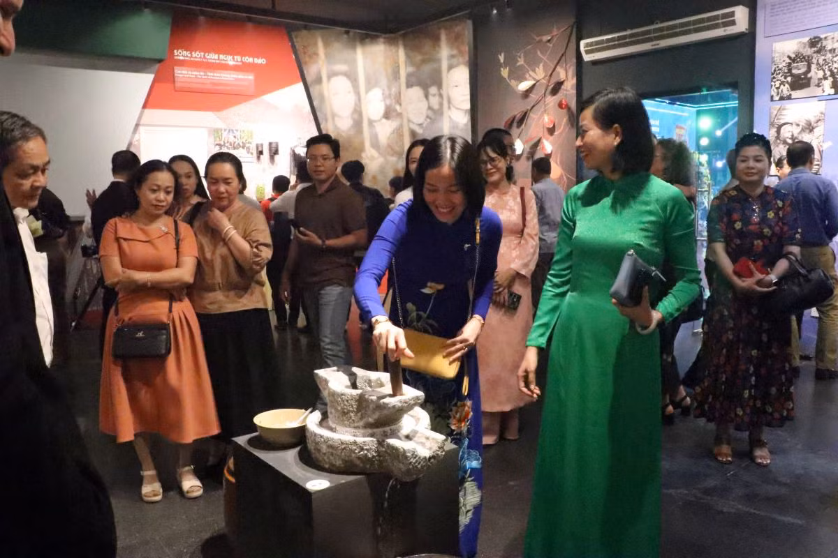 Người dân tham quan bảo tàng. Ảnh: Minh Tâm