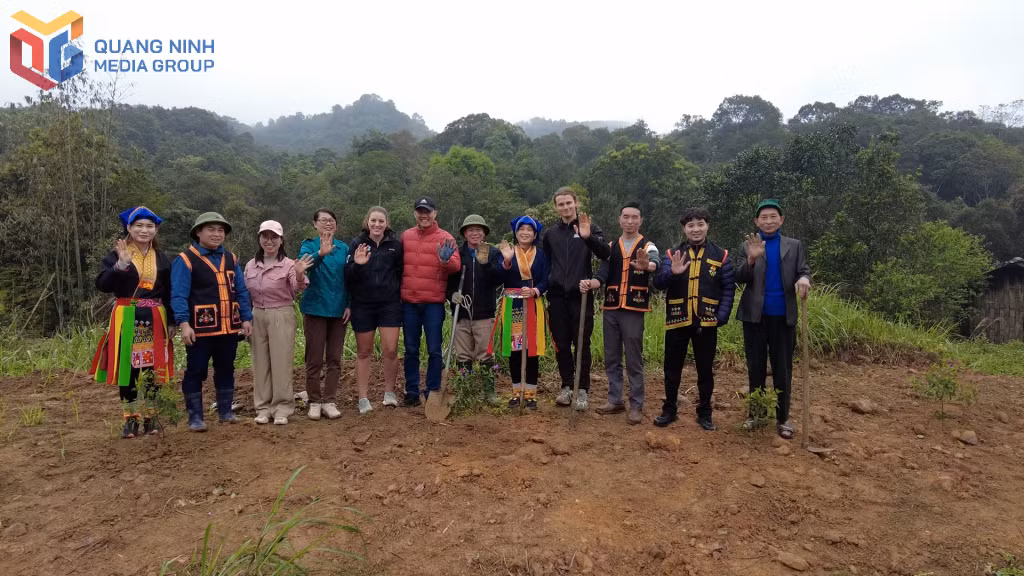 Anh Bàn Văn Vy (thứ hai, trái sang) chụp ảnh cùng du khách ghé thăm Khe Phương.