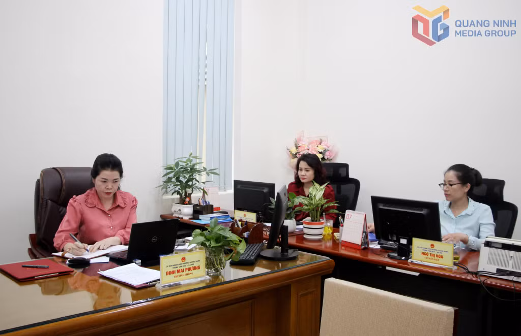 Cán bộ, công chức Phòng VH-XH phường Quang Hanh tập trung xử lý công việc. Ảnh: Mạnh Trường