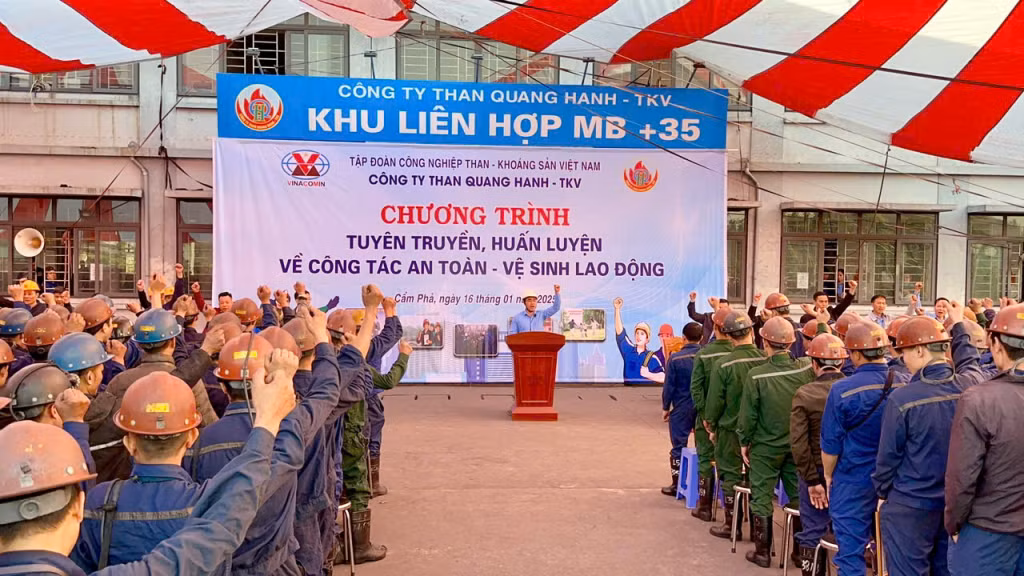 Công ty Than Quang Hanh tổ chức tuyên truyền, huấn luyện về ATVSLĐ cho toàn bộ cán bộ, công nhân, người lao động của đơn vị. Ảnh: Hồng Nga (Công ty Than Quang Hanh)