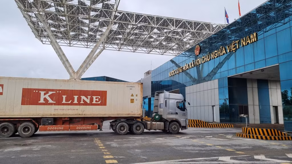 Hoạt động XNK qua cầu Bắc Luân II, cửa khẩu quốc tế Móng Cái.