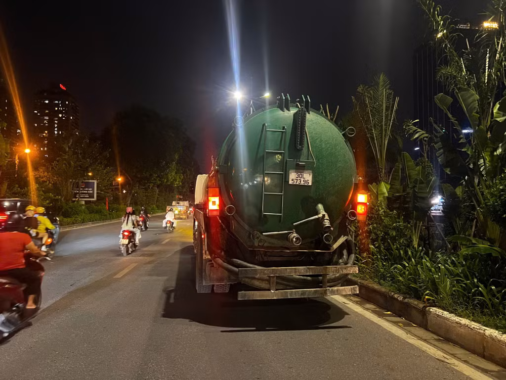 Thời điểm các nghi phạm thực hiện hành vi xả trộm gần 50m³ chất thải bể phốt qua đường ống hố ga chảy xuống sông Tô Lịch - Ảnh: NGỌC BÍCH