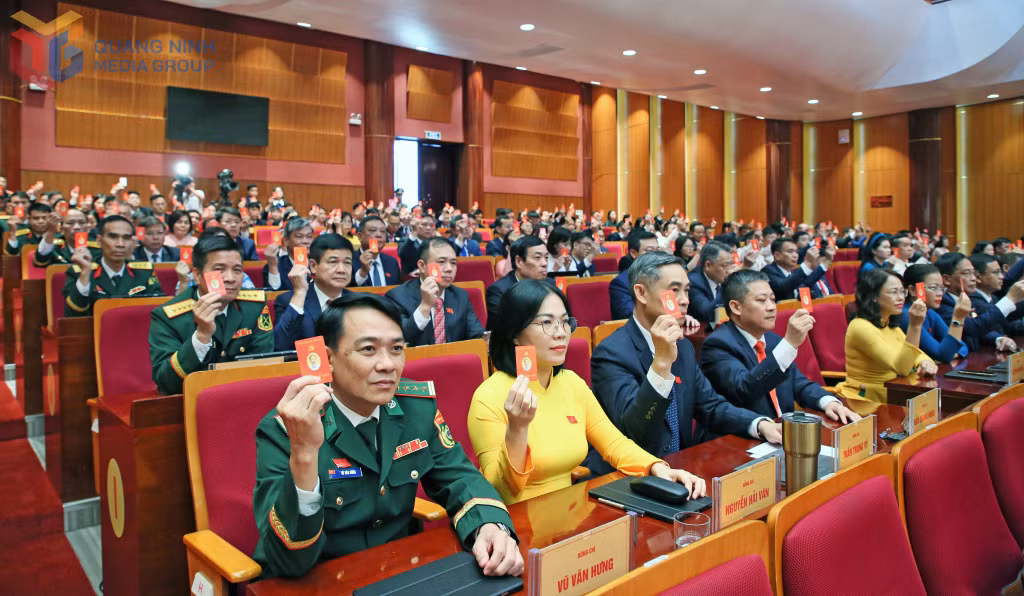 Đại biểu biểu quyết thông qua Nghị quyết tại Đại hội đại biểu Đảng bộ tỉnh lần thứ XVI.