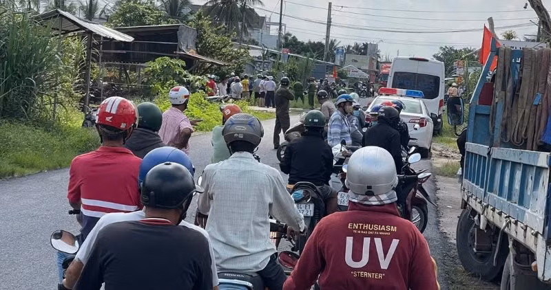 Giao thông qua khu vực ùn tắc cục bộ sau vụ va chạm khiến một phụ nữ tử vong. Ảnh: Minh Hoàng