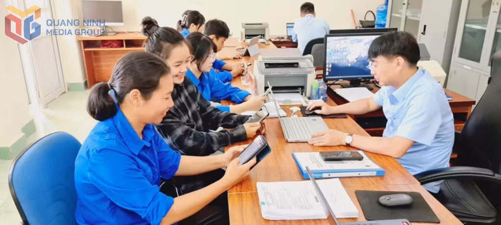 ĐVTN xã Cái Chiên hướng dẫn người dân thực hiện TTHC trên ứng dụng VNeID.