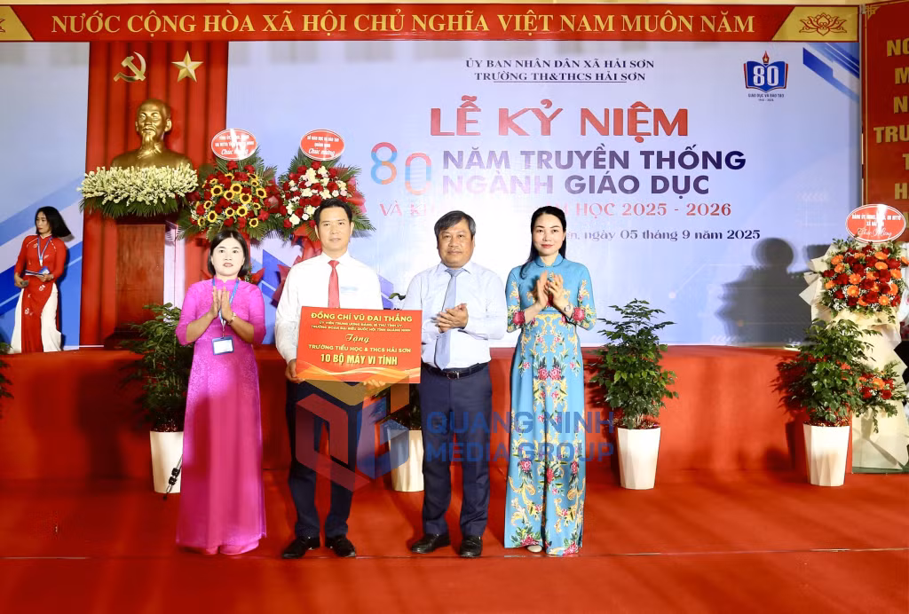 Đồng chí Bí thư Tỉnh ủy tặng Trường TH&amp;THCS Hải Sơn 10 bộ máy vi tính (9-2025). Ảnh: Thu Chung