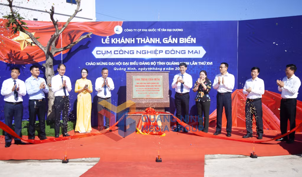 Phó Chủ tịch UBND tỉnh Nguyễn Văn Công và các đại biểu thực hiện nghi thức gắn biển công trình Cụm công nghiệp Đông Mai (9-2025). Ảnh: Thành Công