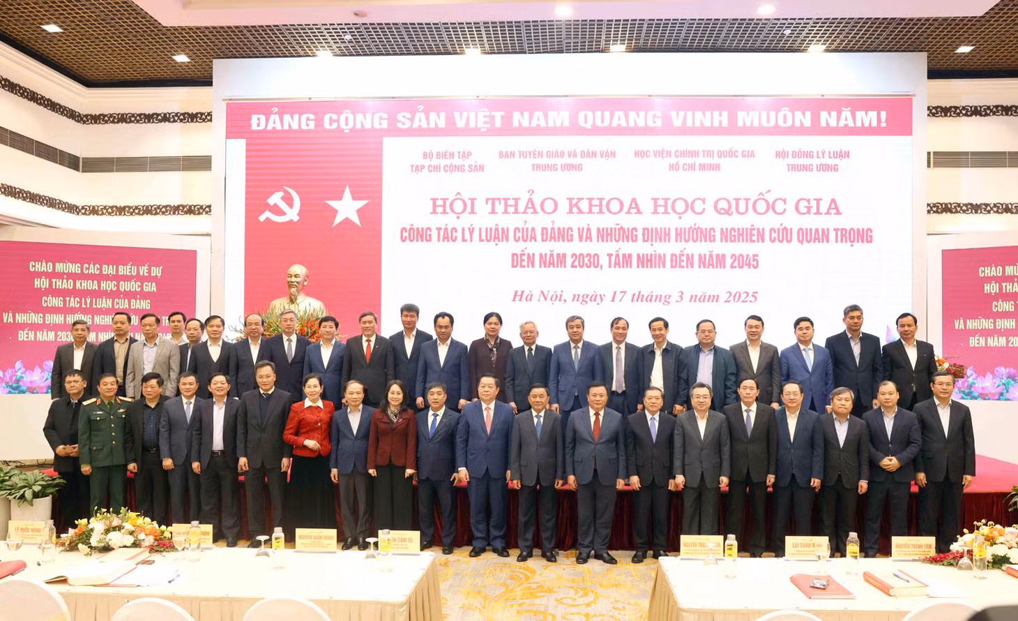 Đồng chí Trần Cẩm Tú, Ủy viên Bộ Chính trị, Thường trực Ban Bí thư cùng các đại biểu tham dự Hội thảo quốc gia: “Công tác lý luận của Đảng và những định hướng nghiên cứu quan trọng đến năm 2030, tầm nhìn đến năm 2045” do Ban Tuyên giáo và Dân vận Trung ương phối hợp với Học viện Chính trị quốc gia Hồ Chí Minh, Tạp chí Cộng sản, Hội đồng Lý luận Trung ương tổ chức _Ảnh: Tư liệu