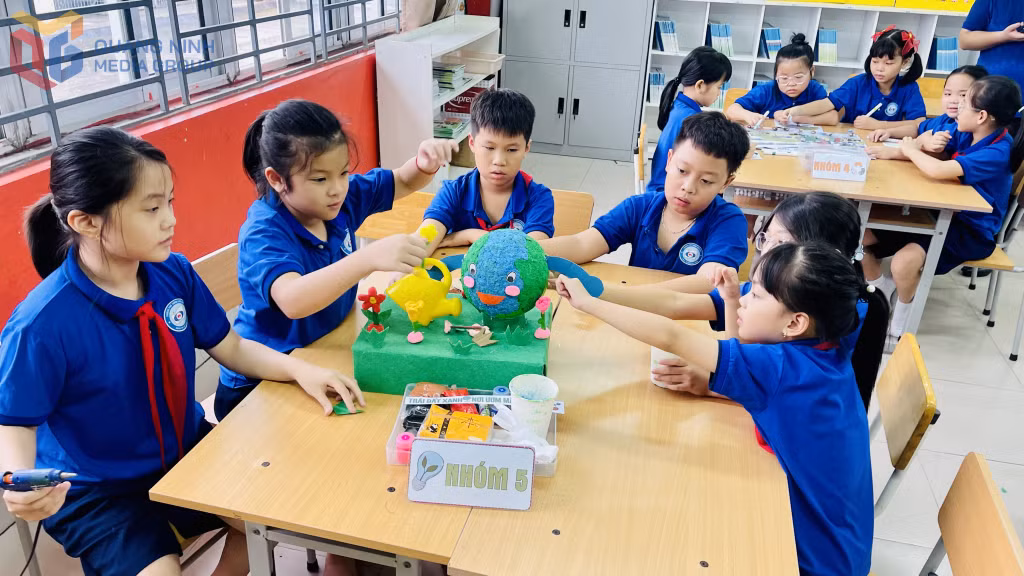 Học sinh thực hành làm các mô hình từ vật liệu tái chế.