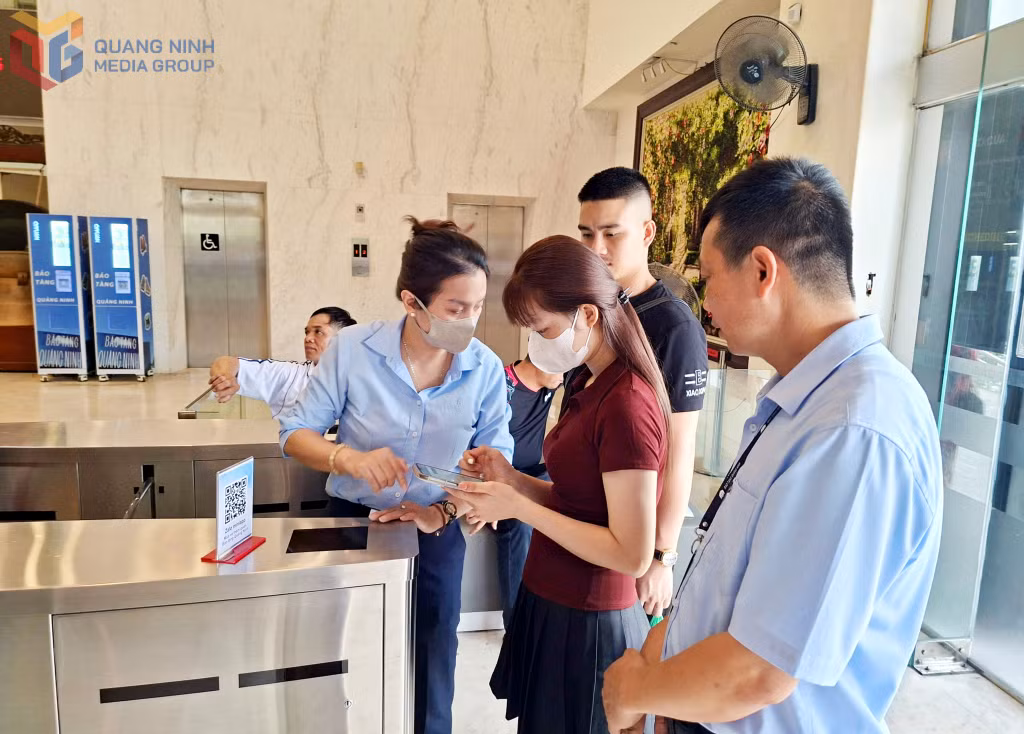 Số hóa phục vụ du khách tham quan tại Bảo tàng Quảng Ninh và nhiều địa phương tạo điều kiện thuận lợi hơn cho du lịch.