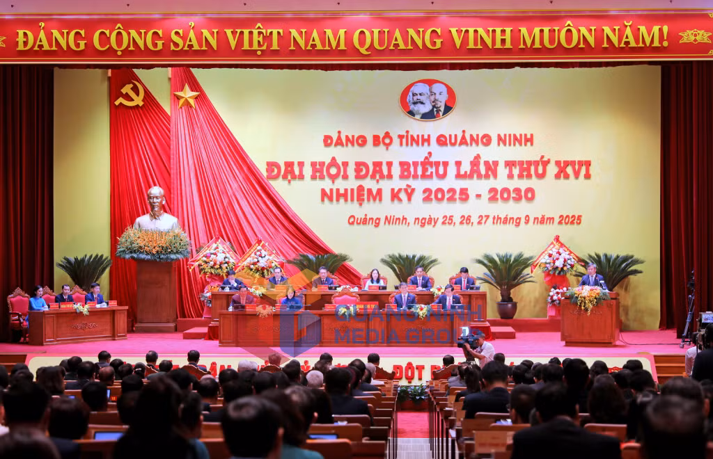 Đồng chí Vũ Đại Thắng, Ủy viên Trung ương Đảng, Bí thư Tỉnh ủy, Trưởng Đoàn ĐBQH tỉnh, phát biểu khai mạc Đại hội (9-2025). Ảnh: PV