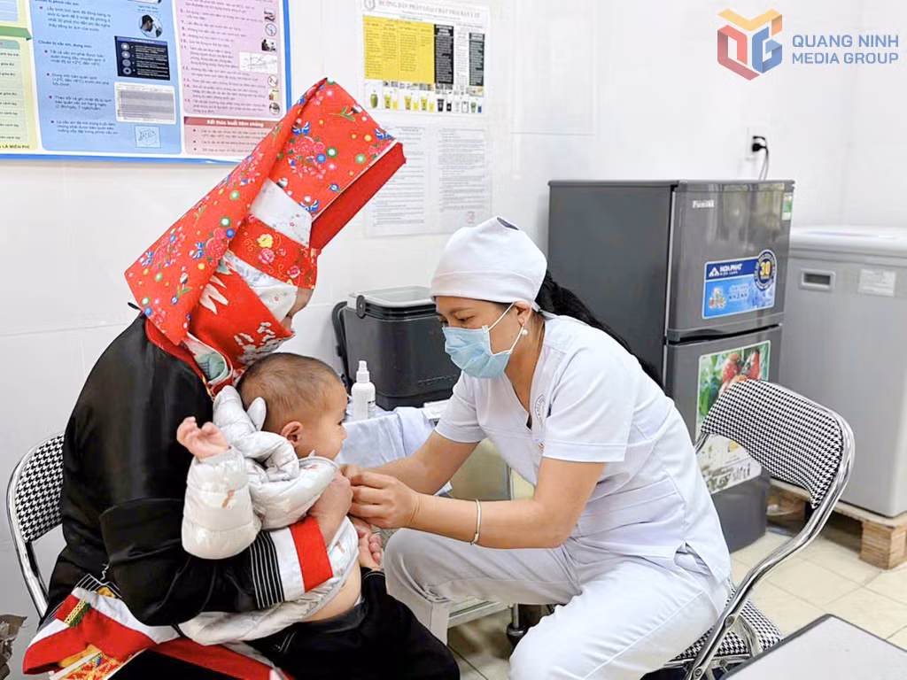 Tiêm phòng vắc-xin cho trẻ em trên địa bàn xã Lục Hồn.