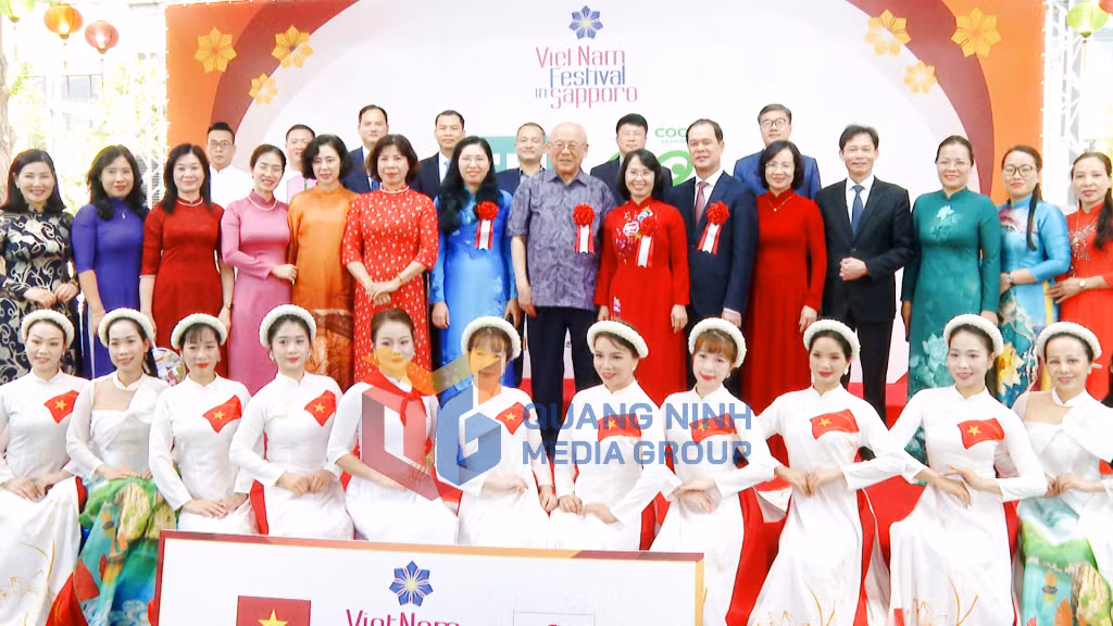 Đoàn đại biểu và đoàn nghệ thuật của tỉnh Quảng Ninh chụp ảnh cùng ông Takebe Tsutomu, Cố vấn đặc biệt Liên minh Nghị sĩ hữu nghị Nhật – Việt (9-2025). Ảnh: Quốc Thắng
