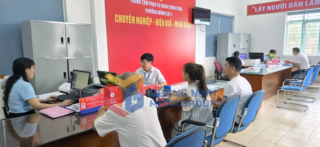Người dân đến làm thủ tục hành chính tại Trung tâm Phục vụ hành chính công phường Móng Cái 3 (9-2025). Ảnh: Thái Cảnh