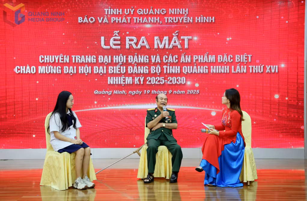 Cựu chiến binh Lê Long Triệu - một trong những nhân vật có mặt trong cuốn sách “Người Quảng Ninh ra trận” và đại diện thế hệ trẻ giao lưu tại lễ ra mắt.