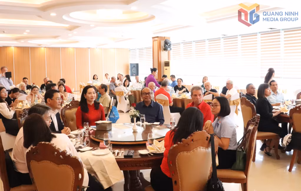 Quang cảnh buổi tiếp xã giao.