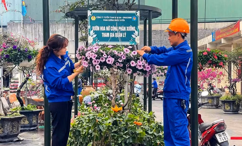Người lao động tại Công ty Tuyển than Hòn Gai tích cực hưởng ứng việc trồng, chăm sóc cây xanh trong khuôn viên. Ảnh: Đơn vị cung cấp.