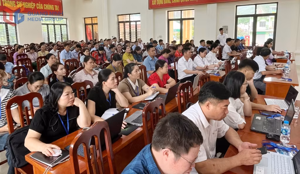 Hơn 130 cán bộ xã Hoành Mô được tiếp cận các chuyên đề về lý thuyết AI, ứng dụng thực tế trong quản lý hành chính - giáo dục, cũng như cách tạo trợ lý ảo phục vụ công việc.