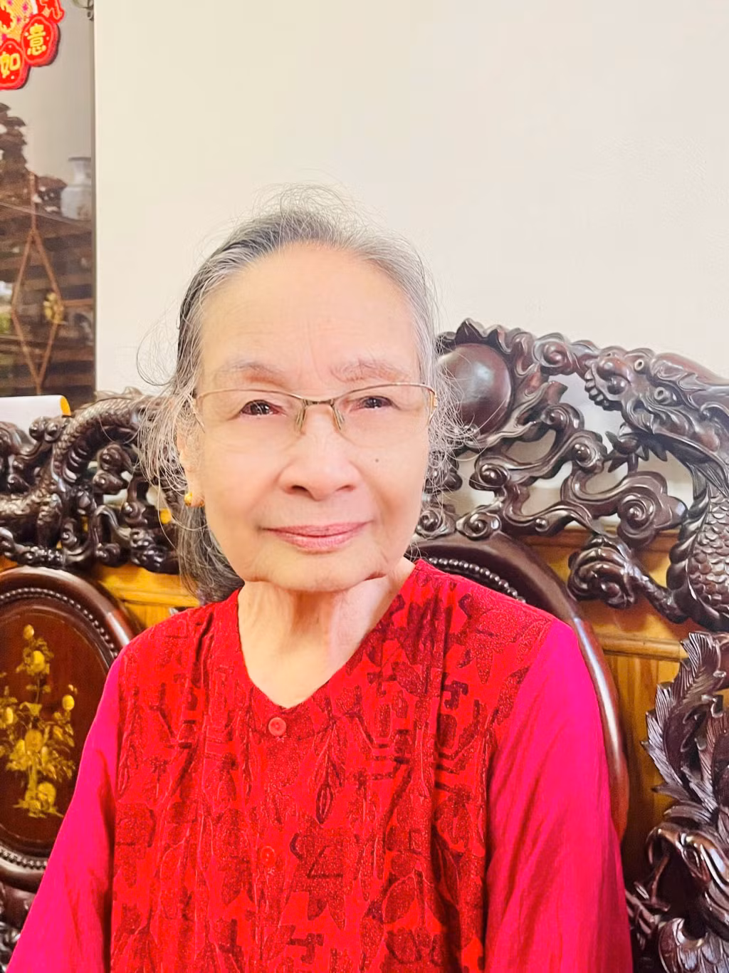 Anh hùng Lao động thời kỳ đổi mới Hoàng Thị Thoa (phường Hà Lầm): Khơi dậy mạnh mẽ trí tuệ và bản lĩnh người Quảng Ninh Gắn bó với Vùng mỏ, trải qua nhiều giai đoạn thăng trầm của đất nước, của tỉnh và chứng kiến bao kỳ đại hội của Đảng bộ tỉnh, tôi cảm nhận rất rõ sự đổi thay mạnh mẽ của Quảng Ninh qua từng chặng đường phát triển. Những năm gần đây, dưới sự lãnh đạo của Đảng bộ tỉnh, Quảng Ninh đã có những bước tiến đột phá, toàn diện, từ kinh tế, xã hội, hạ tầng, đến an sinh, văn hóa và đời sống người dân. Những chủ trương, nghị quyết được ban hành trong nhiệm kỳ qua không dừng lại ở khẩu hiệu, mà đã nhanh chóng được cụ thể hóa thành hành động, lan tỏa đến từng cơ sở, từng người dân. Sự đầu tư bài bản vào hạ tầng, chăm lo an sinh, khuyến học, bảo tồn văn hóa bản địa... là minh chứng rõ ràng cho tinh thần “lấy người dân làm trung tâm”. Chính điều đó đã tạo nên sức mạnh đoàn kết, gắn bó giữa Đảng với nhân dân, tạo động lực để mọi người cùng vươn lên, cùng góp sức cho sự phát triển chung. Với tôi, mỗi kỳ đại hội Đảng bộ tỉnh không chỉ là sự kiện chính trị quan trọng, mà còn là dịp để khẳng định tầm nhìn, bản lĩnh và khát vọng vươn lên của quê hương. Tôi kỳ vọng rằng, bước vào nhiệm kỳ mới, đại hội lần này sẽ tiếp tục lựa chọn, bồi dưỡng và xây dựng một đội ngũ cán bộ lãnh đạo đủ tâm, đủ tầm, thật sự gần dân, hiểu dân, vì dân - những người tiếp tục là "đầu tàu" dẫn dắt Quảng Ninh phát triển nhanh, bền vững.
