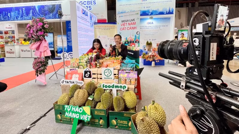 Phiên livestream bán hàng trực tuyến. (Ảnh minh họa: BCT)