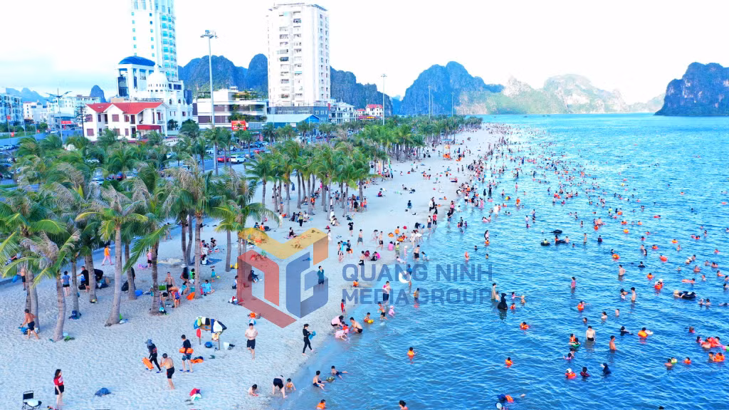 Bãi biển cột 8 thu hút đông đảo du khách (9-2025). Ảnh: Ngọc Khôi