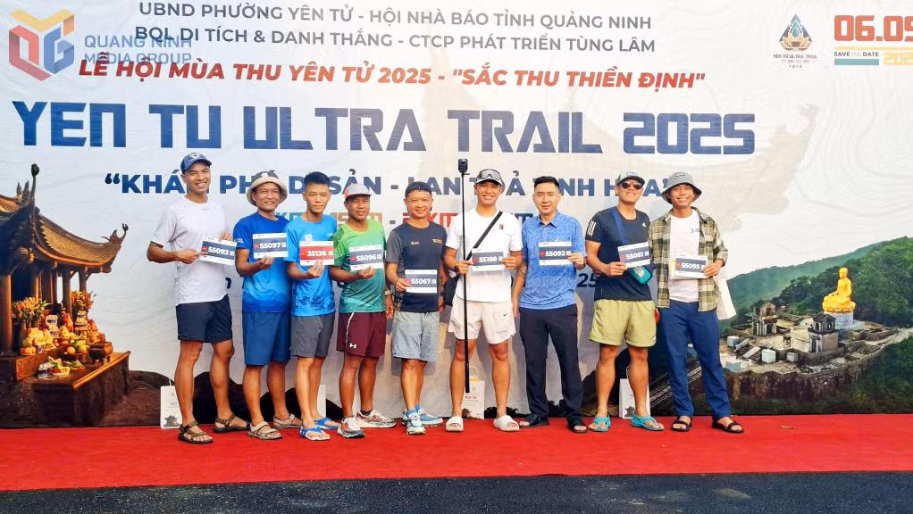 Các đoàn VĐV, các CLB chạy hào hứng chụp ảnh check-in.