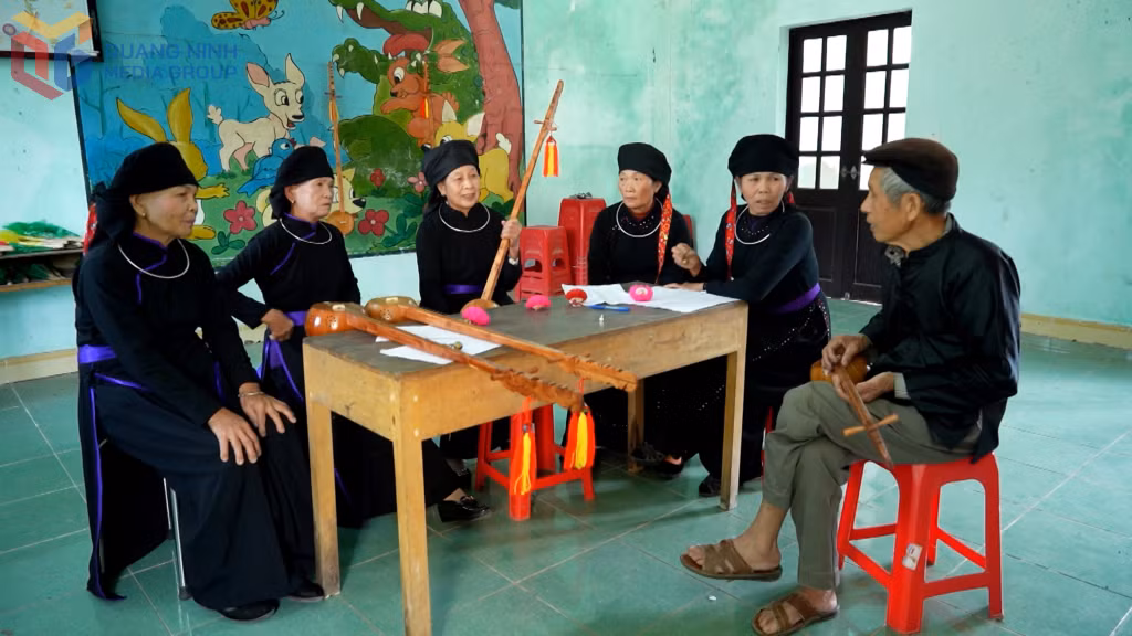 Một buổi sinh hoạt của CLB hát then, đàn tính thôn Chang Nà do nghệ nhân Lương Thiêm Phú thành lập.