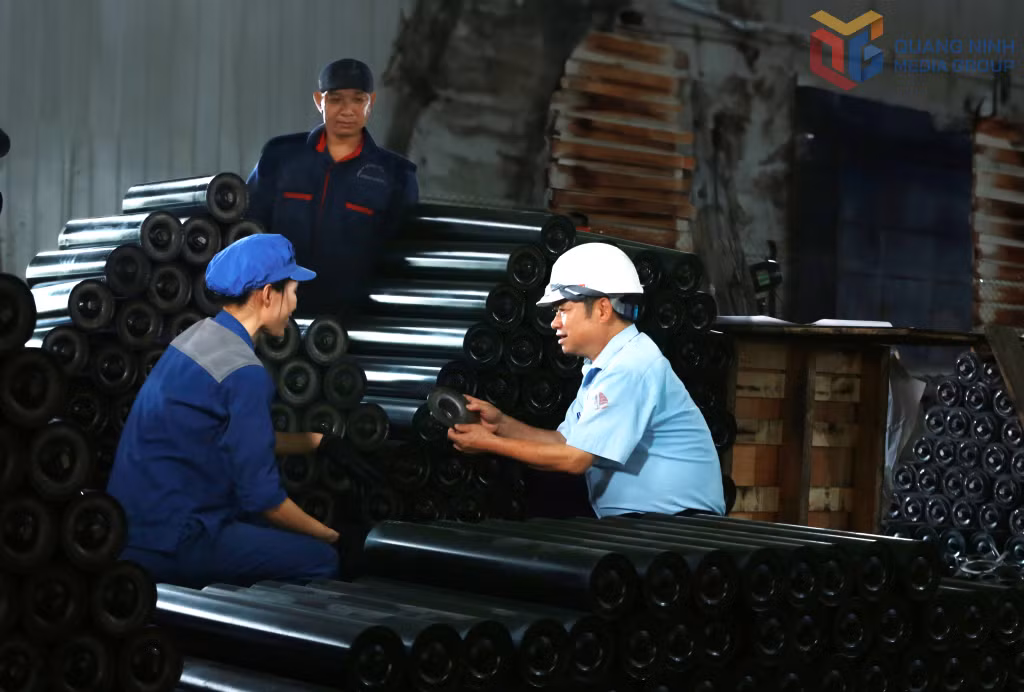 Sản xuất con lăn bằng nhựa.
