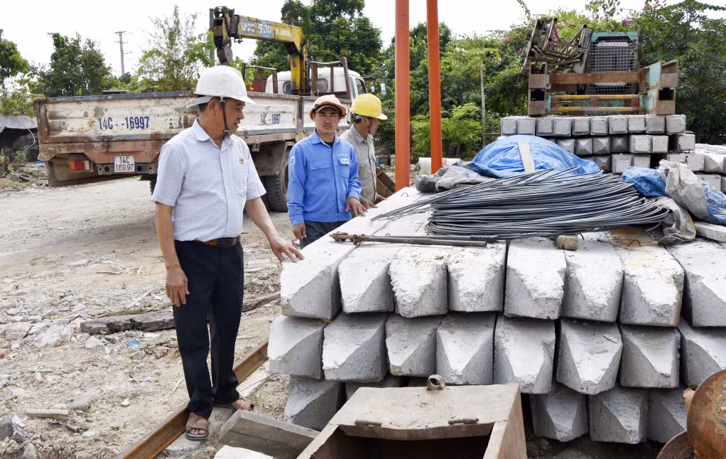 CCB Bùi Huy Minh (ngoài cùng, bên trái) Giám đốc Công ty TNHH MTV Minh Làn kiểm tra công trình do công ty đảm nhận.