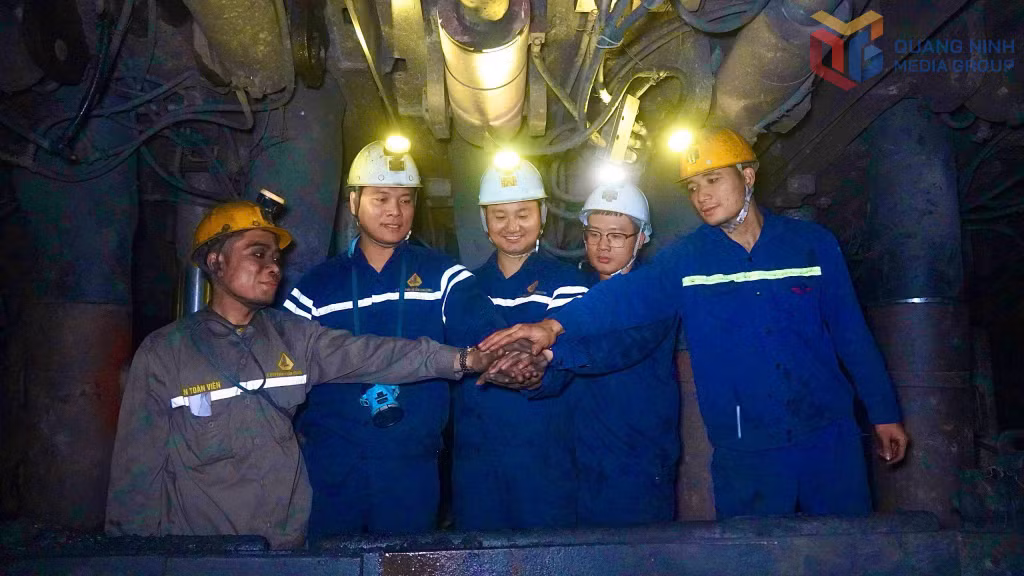 Thợ mỏ Hà Lầm quyết tâm thi đua trong lao động.