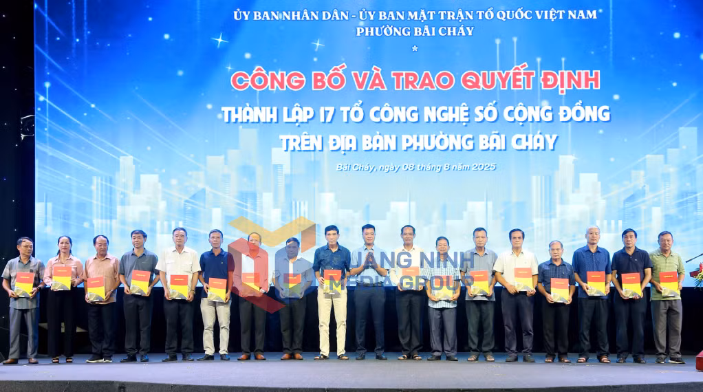 2025-08_UBND phường Bãi Cháy công bố và trao quyết định thành lập 17 “Tổ công nghệ số cộng đồng”. Ảnh: Thu Chung
