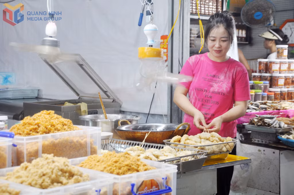 Chả mực là thức quà quý từ biển Cô Tô, được người dân địa phương chế biến phục vụ tiêu dùng và làm quà cho khách du lịch khi đến với đảo.