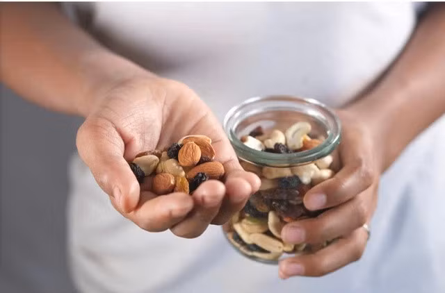 Nên ăn một nắm hạt mỗi ngày.