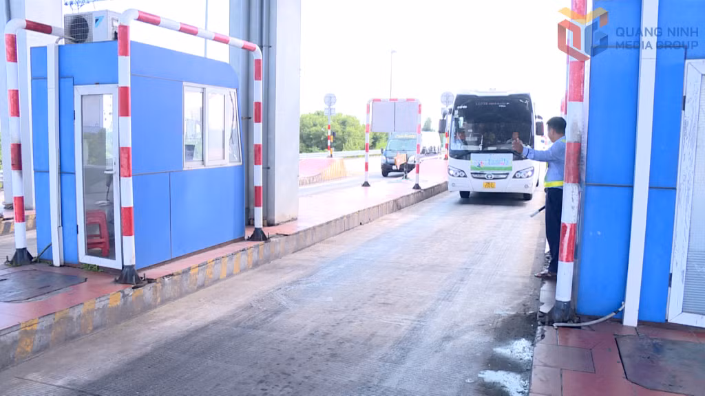 Trạm thu phí Cầu Bạch Đằng, cao tốc Hạ Long - Hải Phòng tiếp tục bố trí nhân viên hướng dẫn, hỗ trợ lái xe chuyển đổi từ tài khoản thu phí sang tài khoản giao thông.