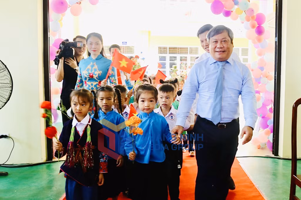 Đồng chí Bí thư Tỉnh ủy cùng các thầy cô nhà trường đón các em học sinh vào lớp 1 (9-2025). Ảnh: Thu Chung