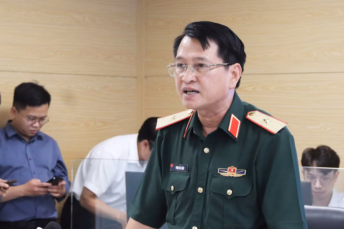 Thiếu tướng Phạm Hải Châu - Phó Cục trưởng Cục Cứu hộ - Cứu nạn (Bộ Tổng Tham mưu Quân đội nhân dân Việt Nam) thông tin tại cuộc họp ứng phó với bão Ragasa. Ảnh: Mỹ Linh