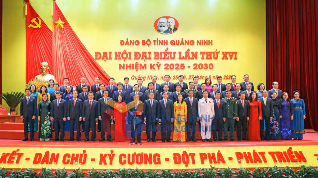 Ban Chấp hành Đảng bộ tỉnh khóa XVI, nhiệm kỳ 2025-2030, ra mắt Đại hội (9-2025). Ảnh: PV