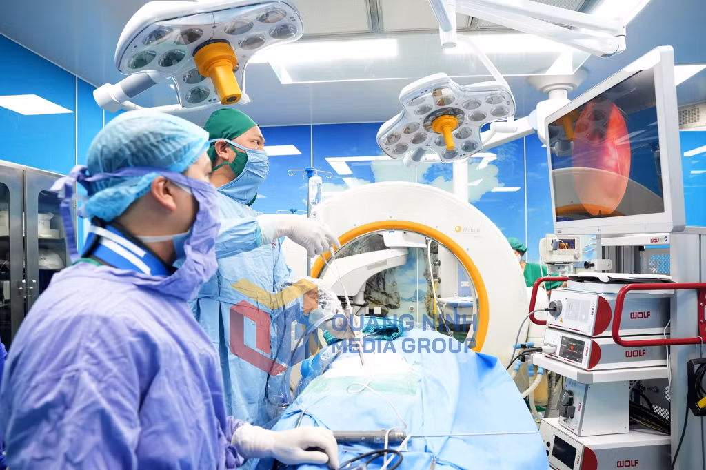 Phẫu thuật nội soi cột sống ít xâm lấn tại Bệnh viện Bãi Cháy (9-2025). Ảnh: Nguyễn Hoa