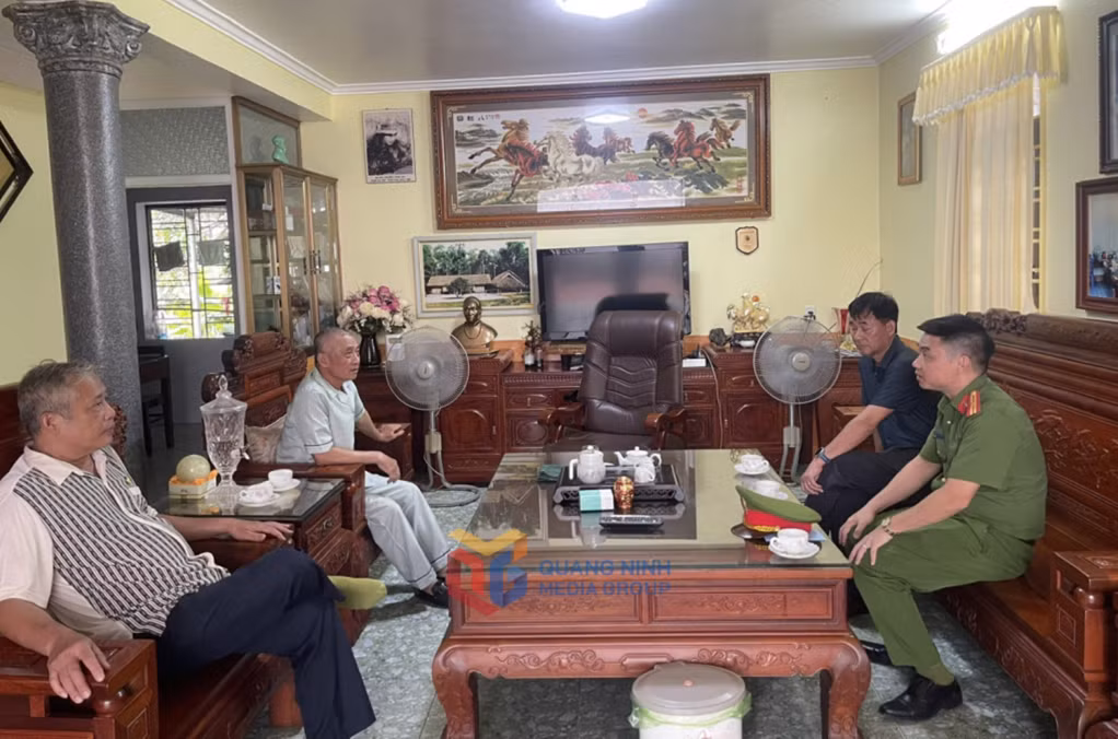 Công an phường Đông Triều tuyên truyền, nâng cao ý thức cảnh giác của nhân dân trong đấu tranh phòng, chống tội phạm.