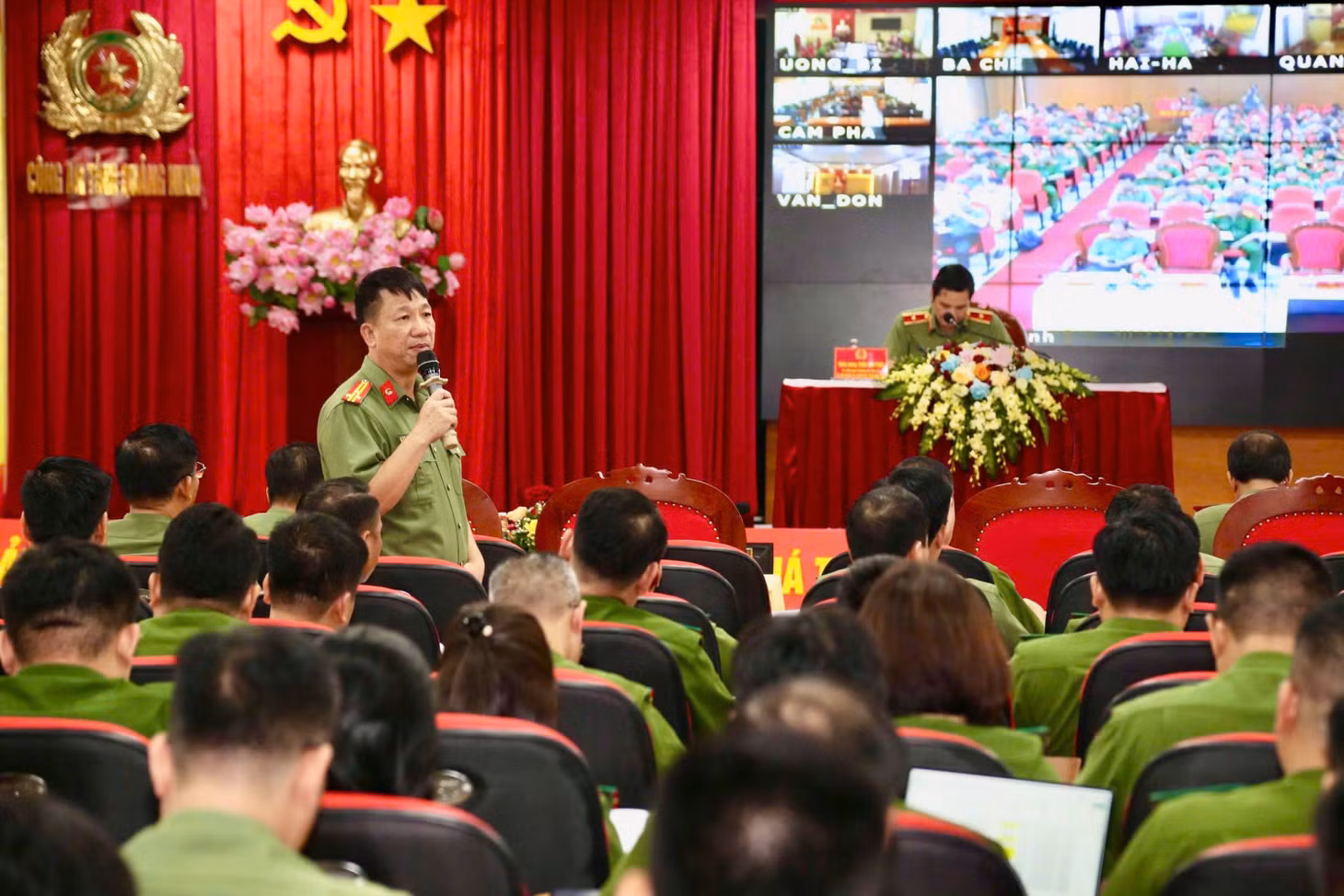 Đại diện các phòng thuộc Công an tỉnh giải đáp thắc mắc