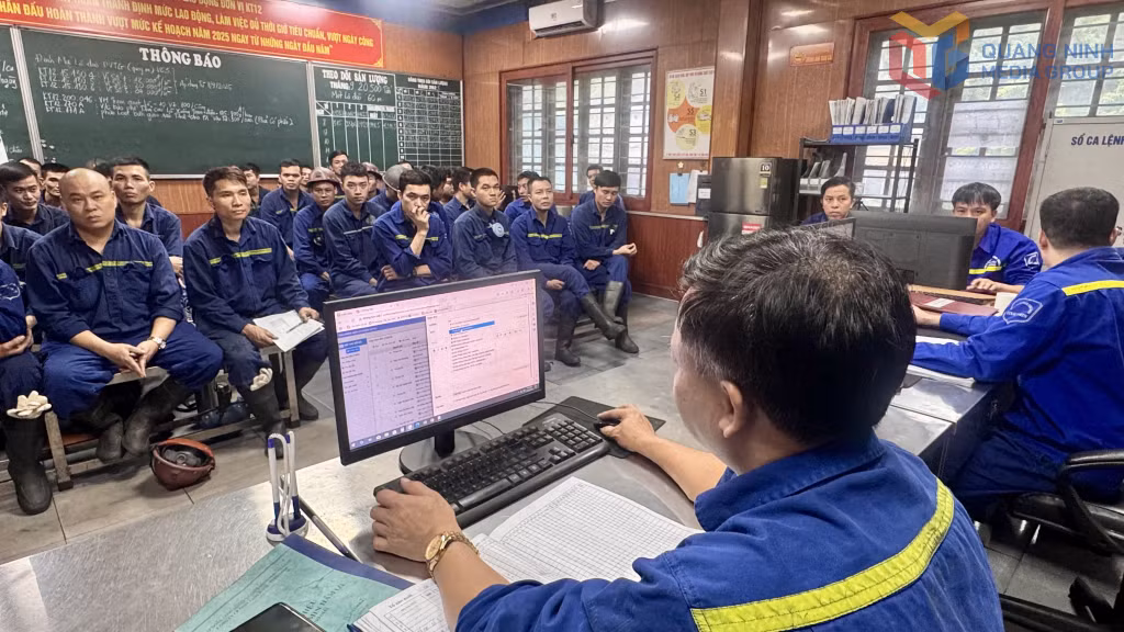 Giao ca bằng phần mềm ca lệnh điện tử tại Phân xưởng Khai thác 12, Công ty CP Than Vàng Danh.