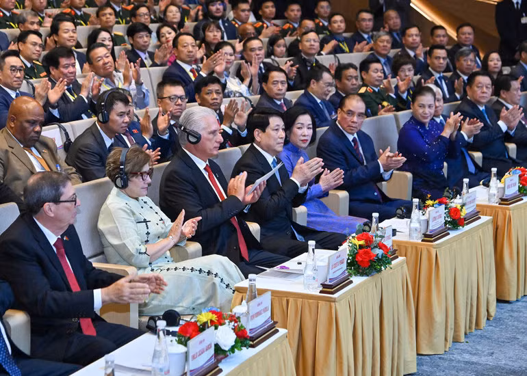 Các đại biểu tham dự buổi lễ (ảnh Thủy Nguyên)