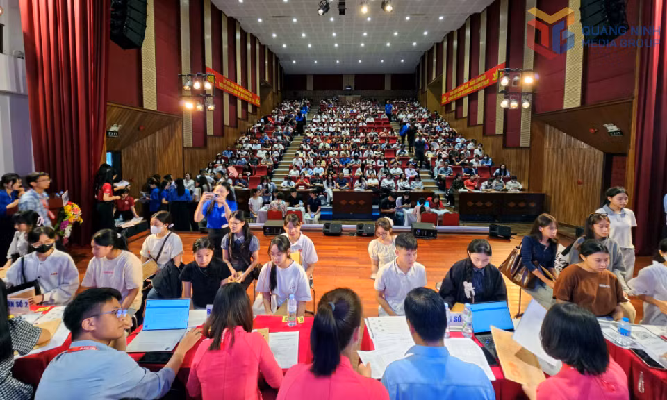 Trường Đại học Hạ Long tổ chức nhập học cho các thí sinh trúng tuyển đại học đợt 1 năm 2025.