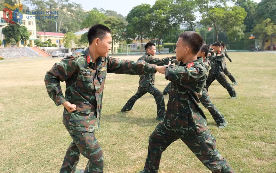 Chiến sĩ Đại đội Trinh sát (Phòng Tham mưu, Bộ CHQS tỉnh) tập luyện các thế võ.