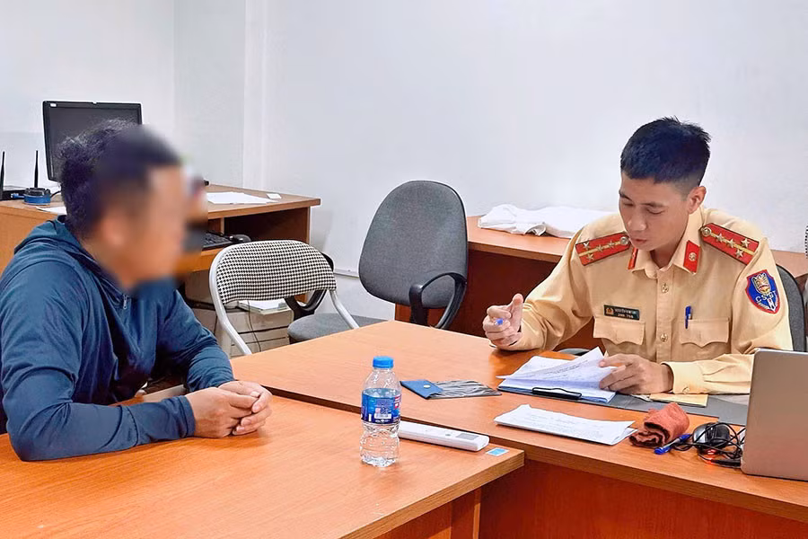 Tài xế Giàng A.S tại cơ quan công an. Ảnh: Đội CSGT đường bộ số 9