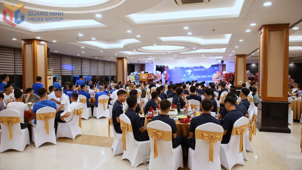 Quang cảnh lễ xuất quân tham gia thi đấu Giải Bóng đá nam hạng Nhất Quốc gia năm 2025 của Câu lạc bộ Bóng đá Quảng Ninh.