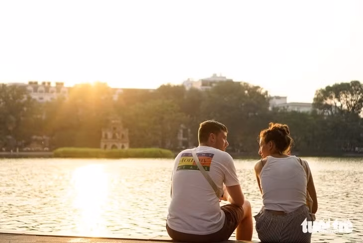 Ánh nắng thu vàng khiến mọi thứ đều trở nên ấm áp, thu hút du khách quốc tế đến Hà Nội - Ảnh: NGUYỄN HIỀN